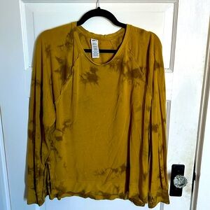 Joy Lab Women’s top. Brownish/yellow the dye with thumb holes.